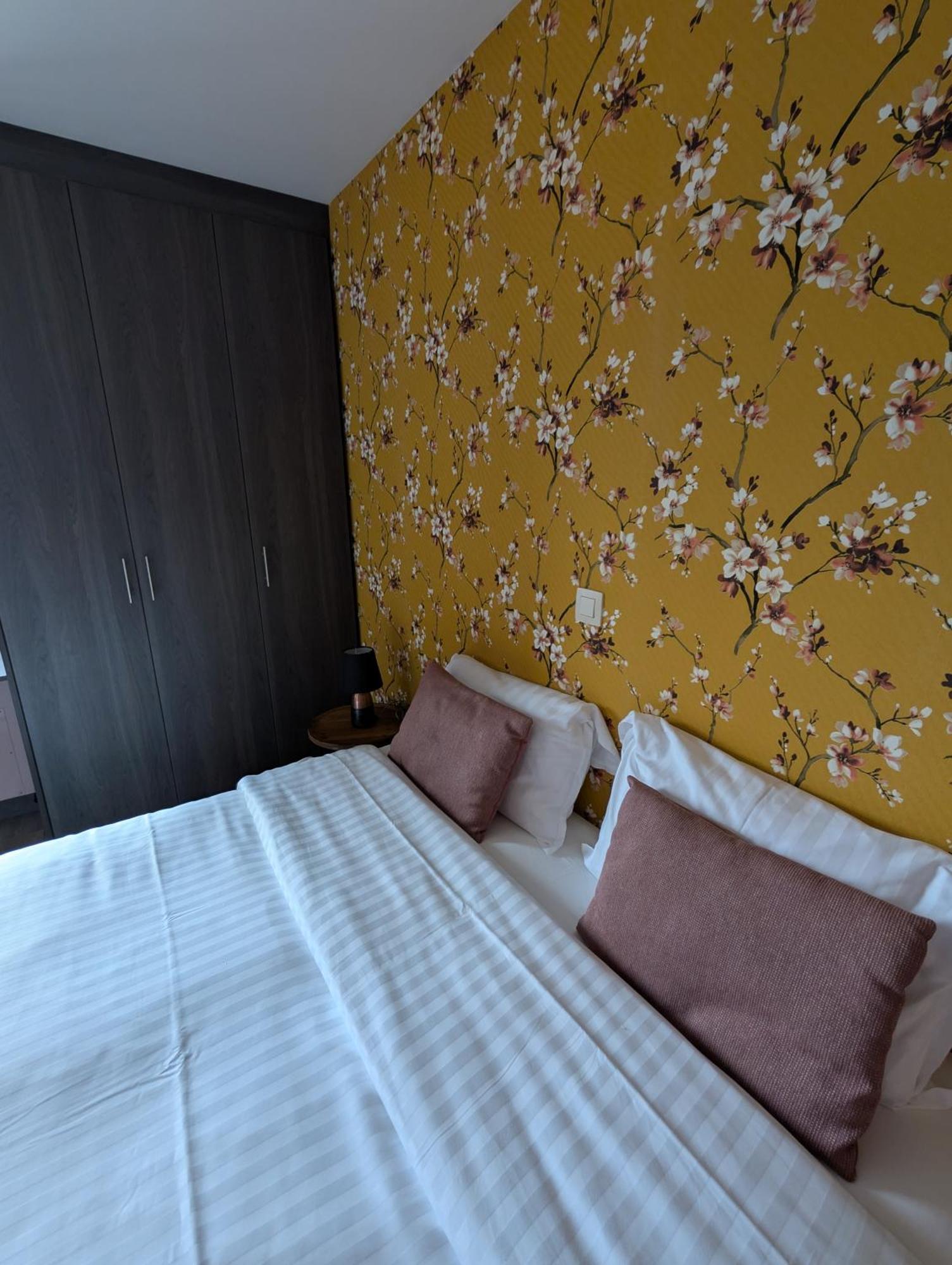 A Fleur De Couette Hotel Auvelais Exterior photo